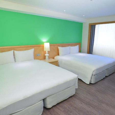 Green World Triple Beds Taipei Esterno foto
